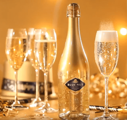 spumant blue nun gold in pahare de sampanie