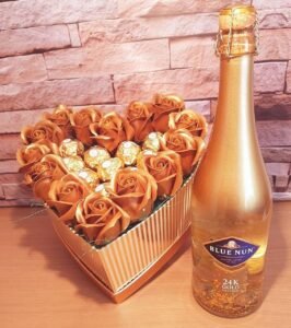 cadou mama cu sampanie Blue Nun si trandafiri de sapun aurii