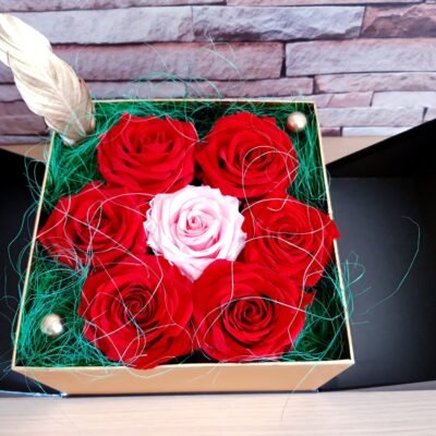 aranjament cu 7 trandafiri criogenati